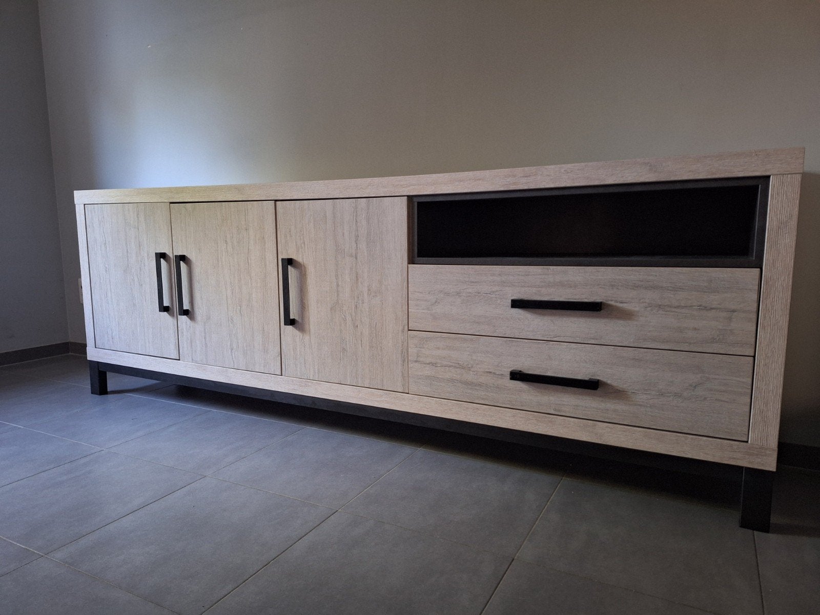 Modern dressoir (gletsjer/dolomiet) – 't Stoeltje, Ophalen, Zo goed als nieuw