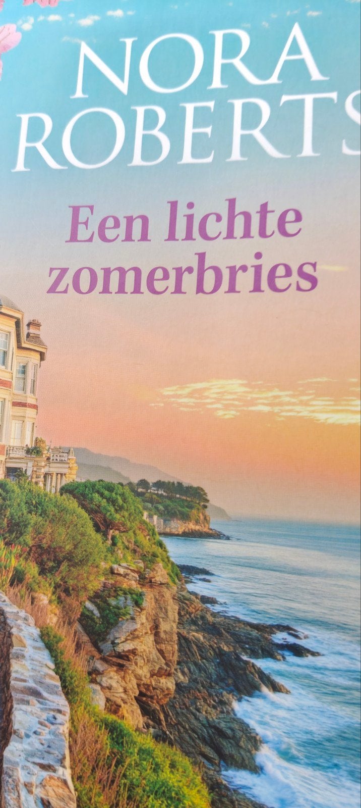 Boek Nora Roberts Een lichte zomerbries, Ophalen of Verzenden