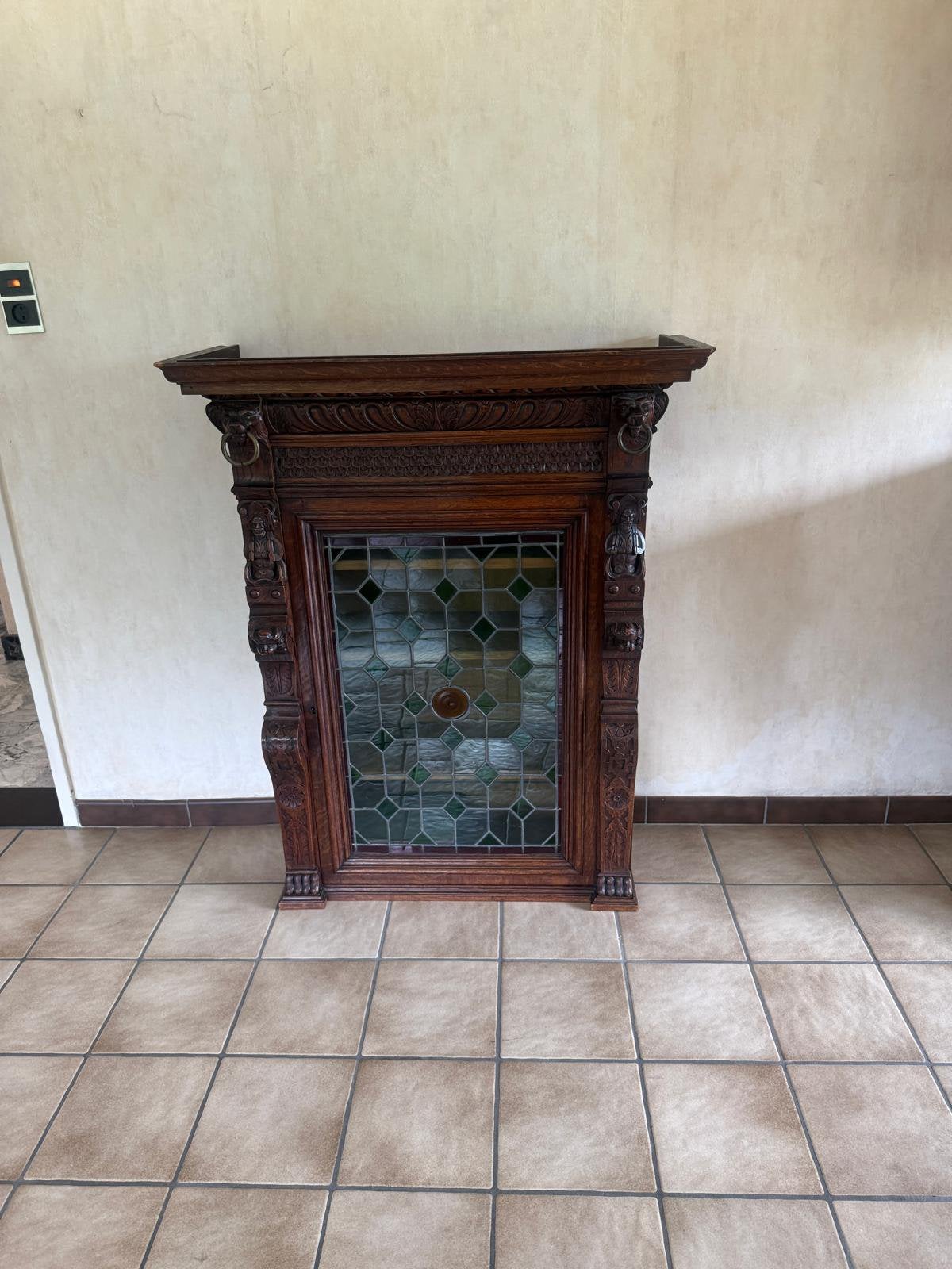 Kleine wandvitrine in gebeeldhouwd eikenhout glas-in-lood, Antiek en Kunst, Ophalen