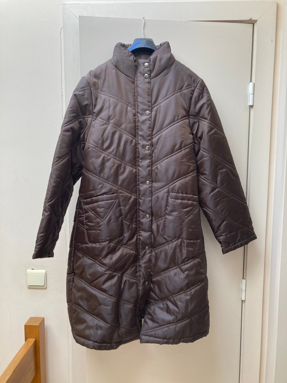 Lange bruine gewatteerde jas voor dames, Kleding | Dames, Jassen | Winter, Ophalen, Nieuw, Maat 38/40 (M), Bruin
