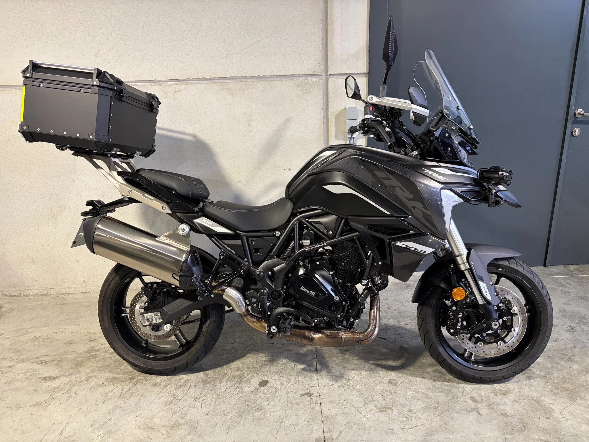 Benelli TRK702 met ruime topcase en verstralers (bj 2024), 700 cc, Bedrijf, Meer dan 35 kW, Overig