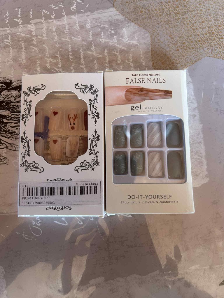 Lot de deux boites de faux-ongles, Neuf, Autres couleurs, Mains et Ongles, Enlèvement