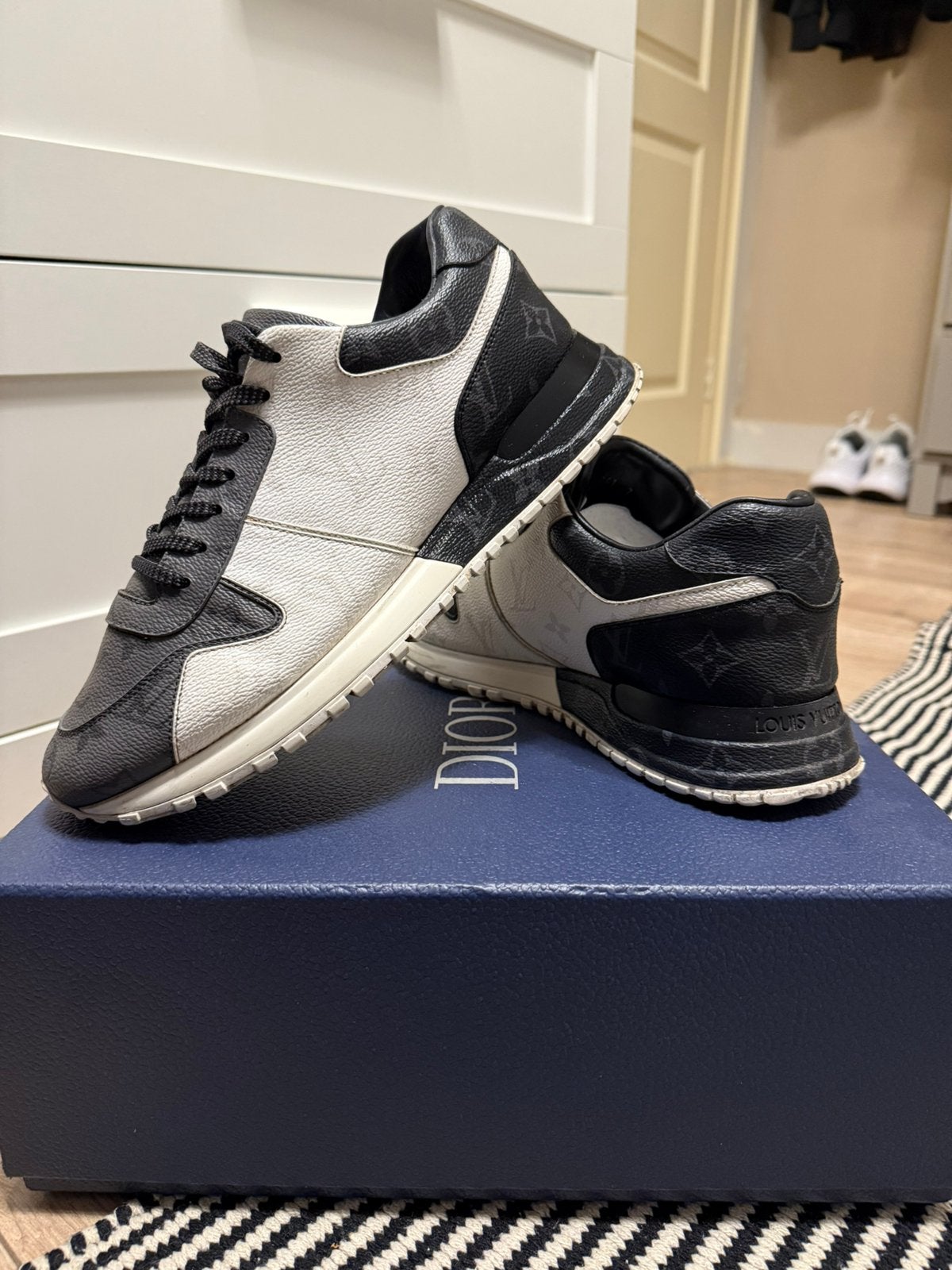 Sneakers Louis Vuitton blancs/gris avec monogramme LV, Enlèvement ou Envoi, Comme neuf, Blanc, Baskets