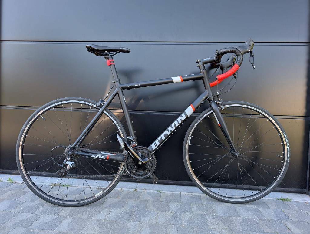 Koersfiets btwin triban 500, Fietsen en Brommers, Fietsen | Heren | Sportfietsen en Toerfietsen, Ophalen, Gebruikt, Velgrem, Overige merken
