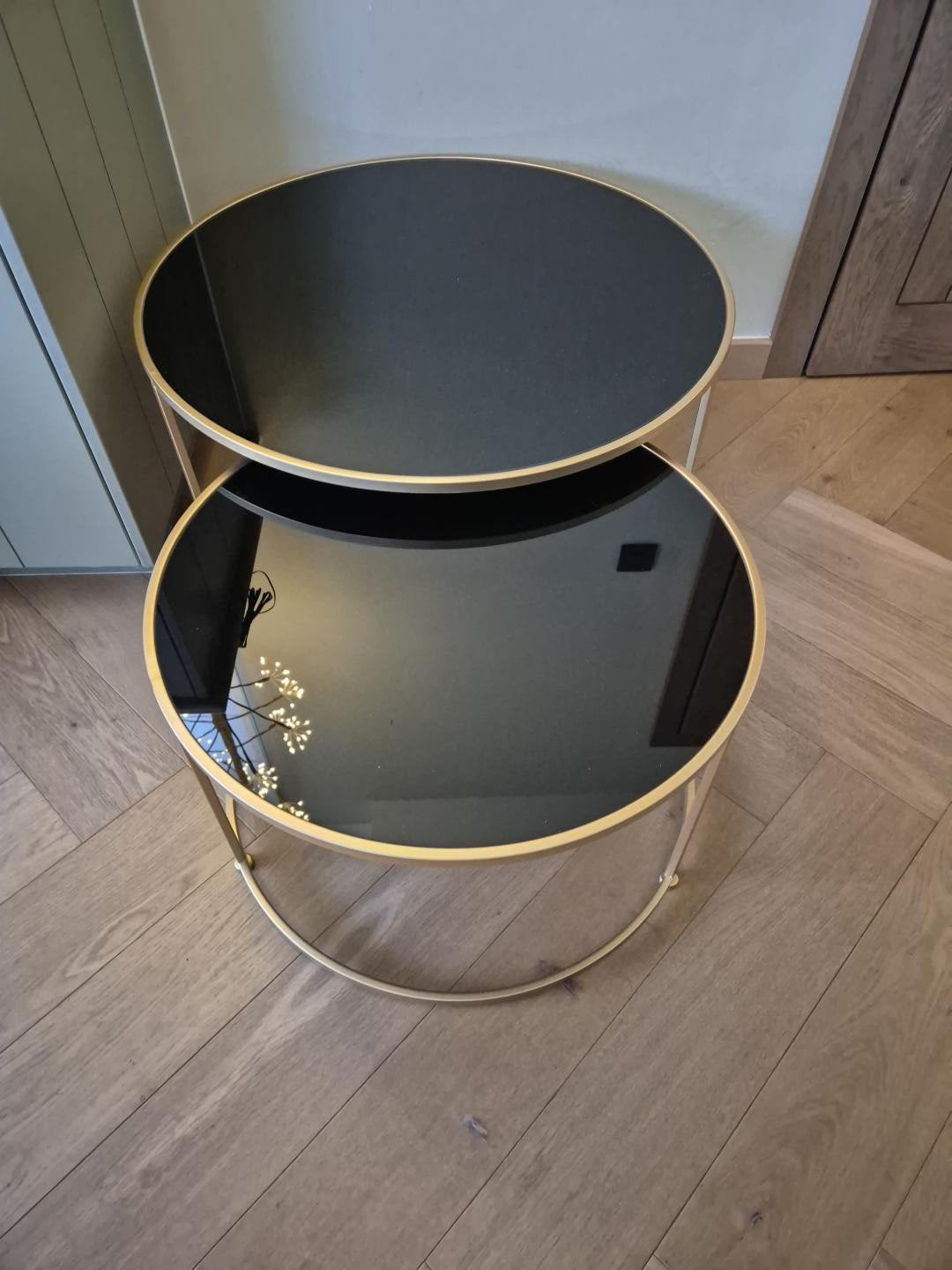 Set 2 ronde salontafels – zwart glas en goudkleurig metaal, Ophalen, Minder dan 45 cm, Rond, 55 tot 75 cm