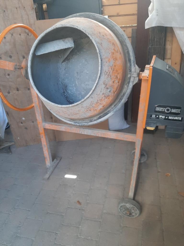 Betonmolen te huur, Ophalen