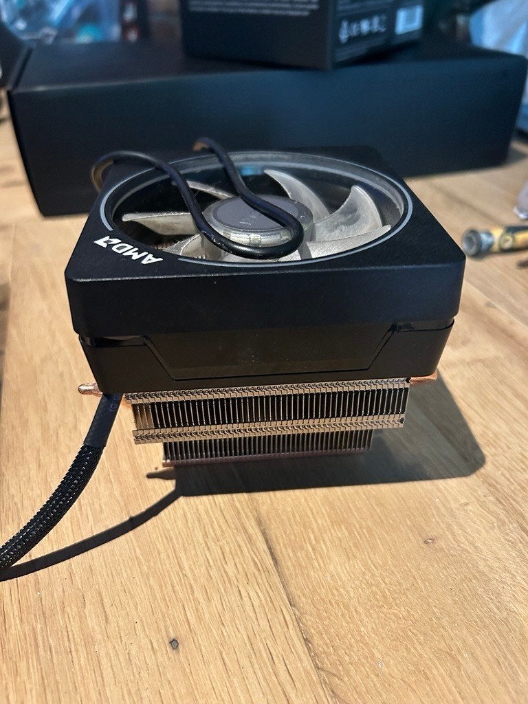 AMD Wraith Prism CPU-koeler met RGB – AM4, Computers en Software, Ophalen, Gebruikt, Koelpasta