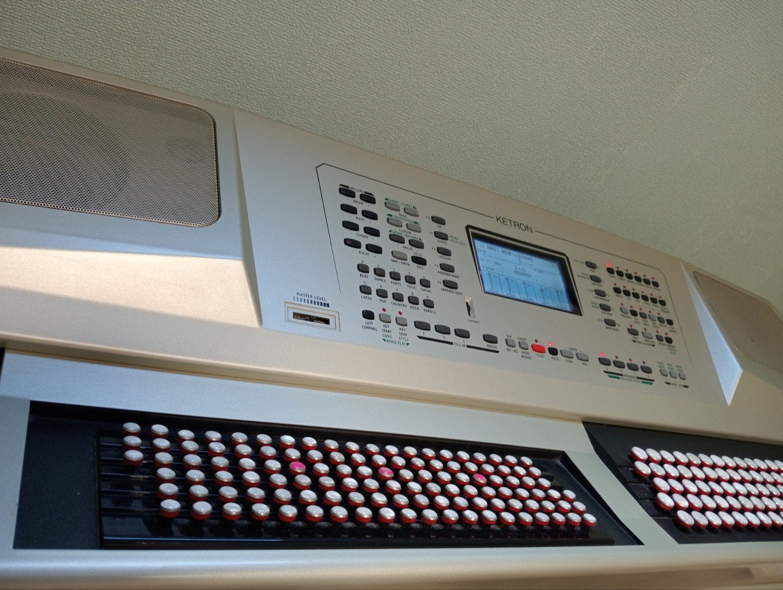 ketron xd8 Do 2 ou Do 3 basses belge, Enlèvement, Comme neuf, Sensitif