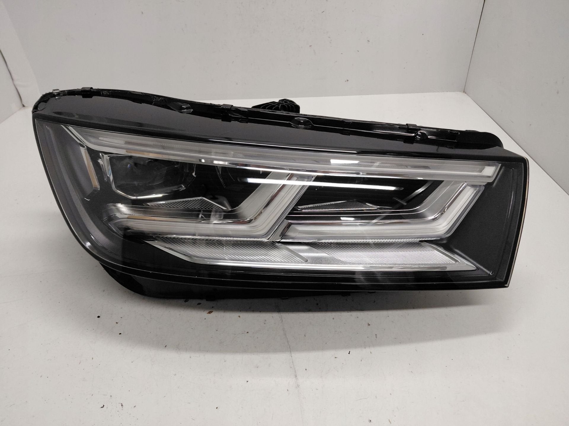 Phare droit Audi Q5 80A.941.036, Autos : Pièces & Accessoires, AUDI AG, Auto-Union-Strasse 1
85045  Ingolstadt, DE, Audi, Utilisé