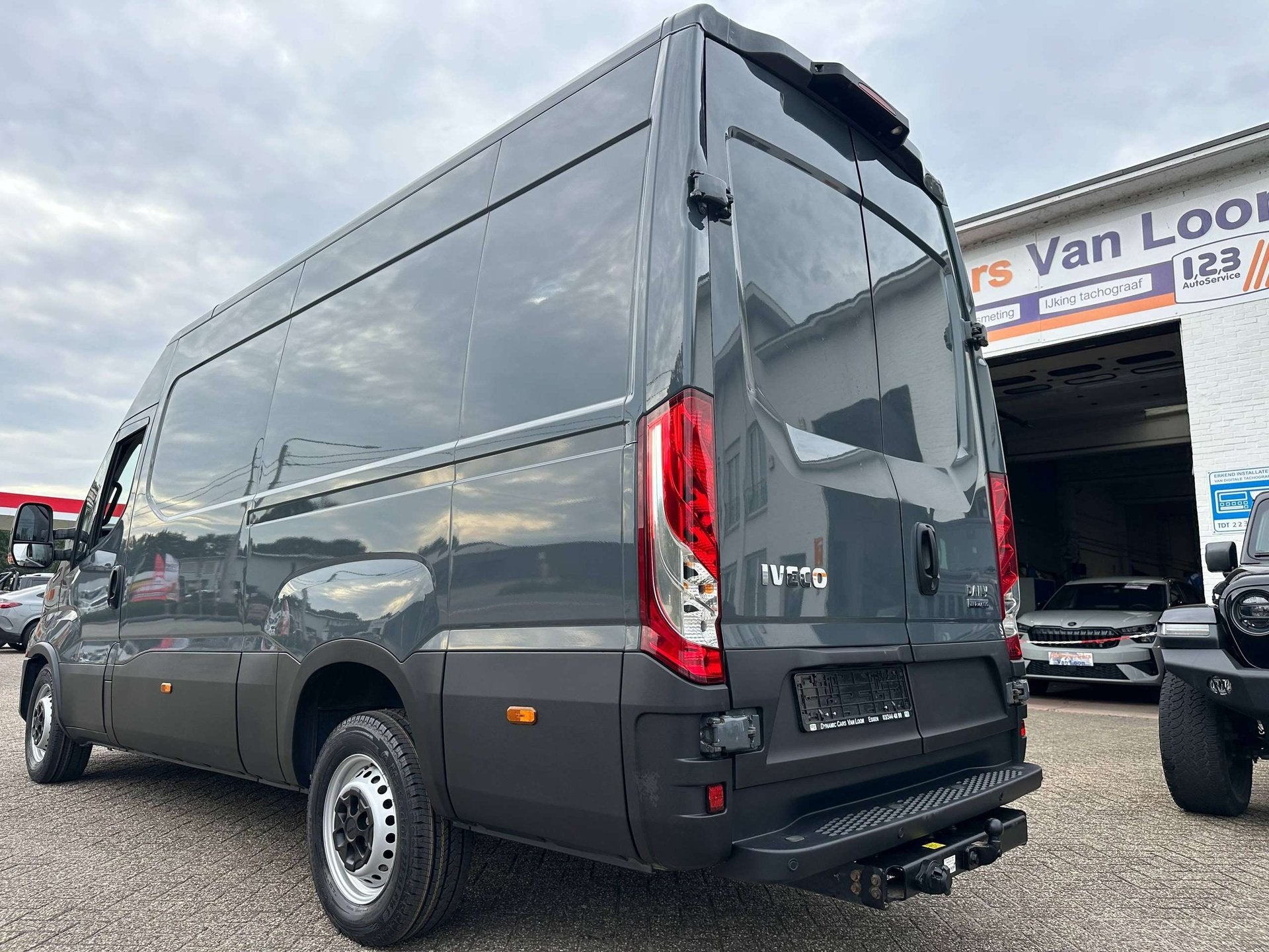 Iveco Daily 35S18V 3.0 180Pk Turbo Hi-Matic L3/H2 Cruise Nav, Auto's, Automaat, Dealer onderhouden, Stof, Gebruikt