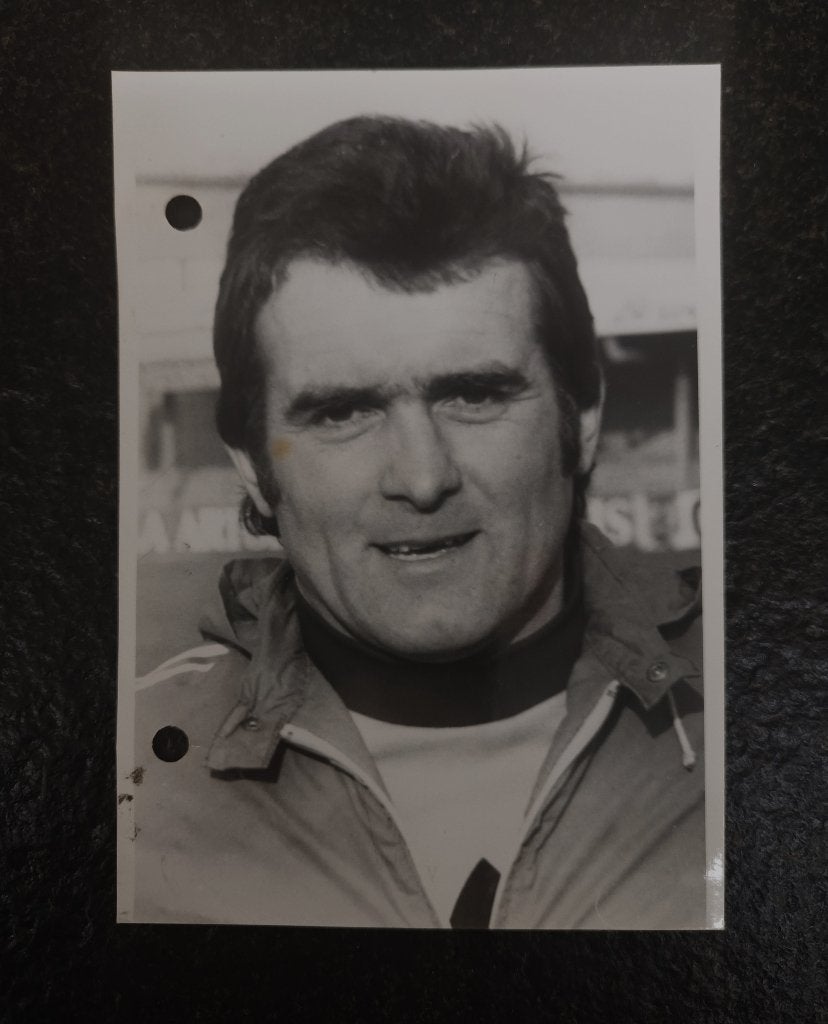Persfoto Gilbert Marmenout - trainer KV Oostende (1981), Verzamelen, Sportartikelen en Voetbal, Verzenden, Zo goed als nieuw, Poster, Plaatje of Sticker