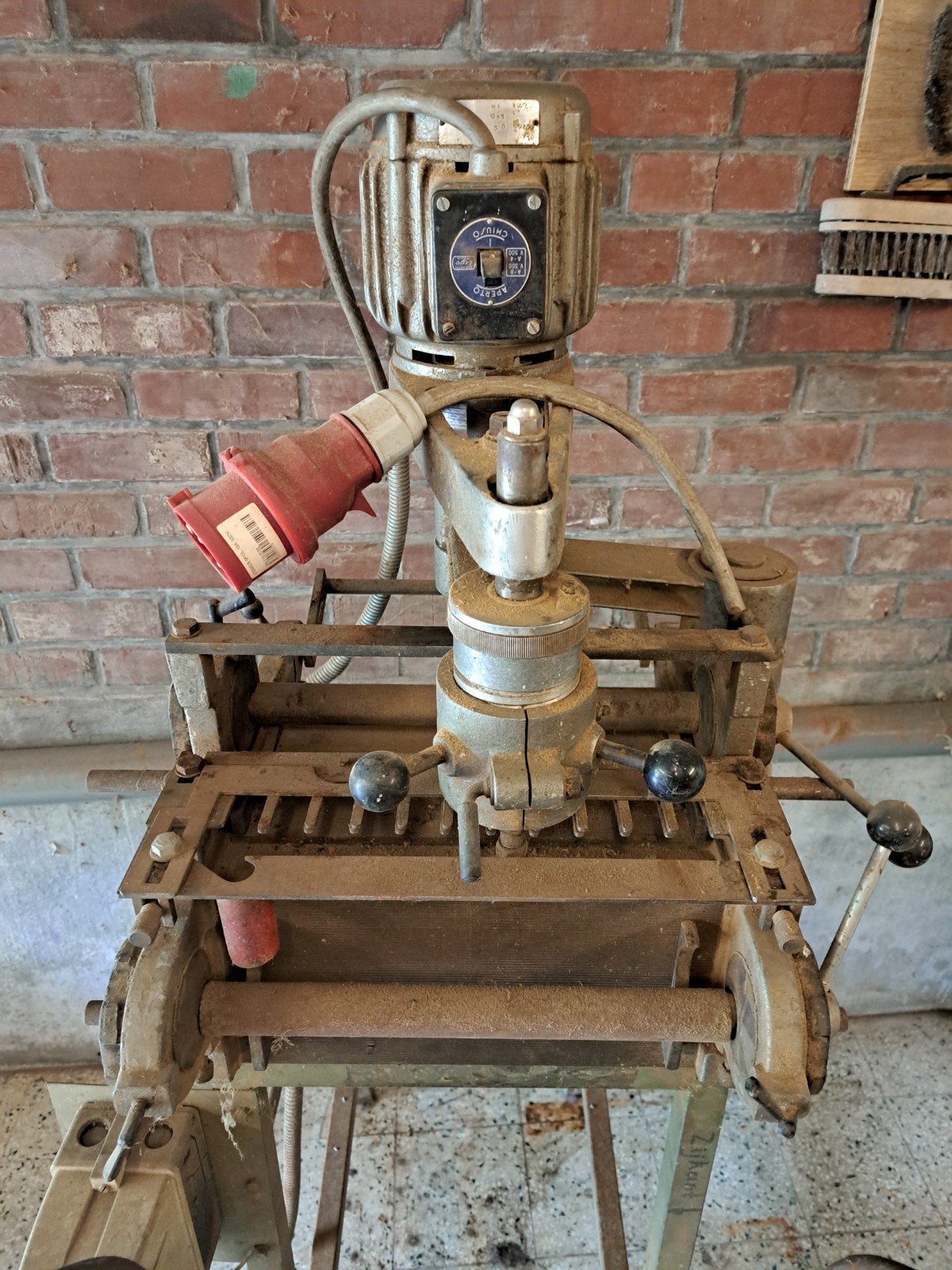 Zwaluwstaart machine meubelmakers machine, Ophalen