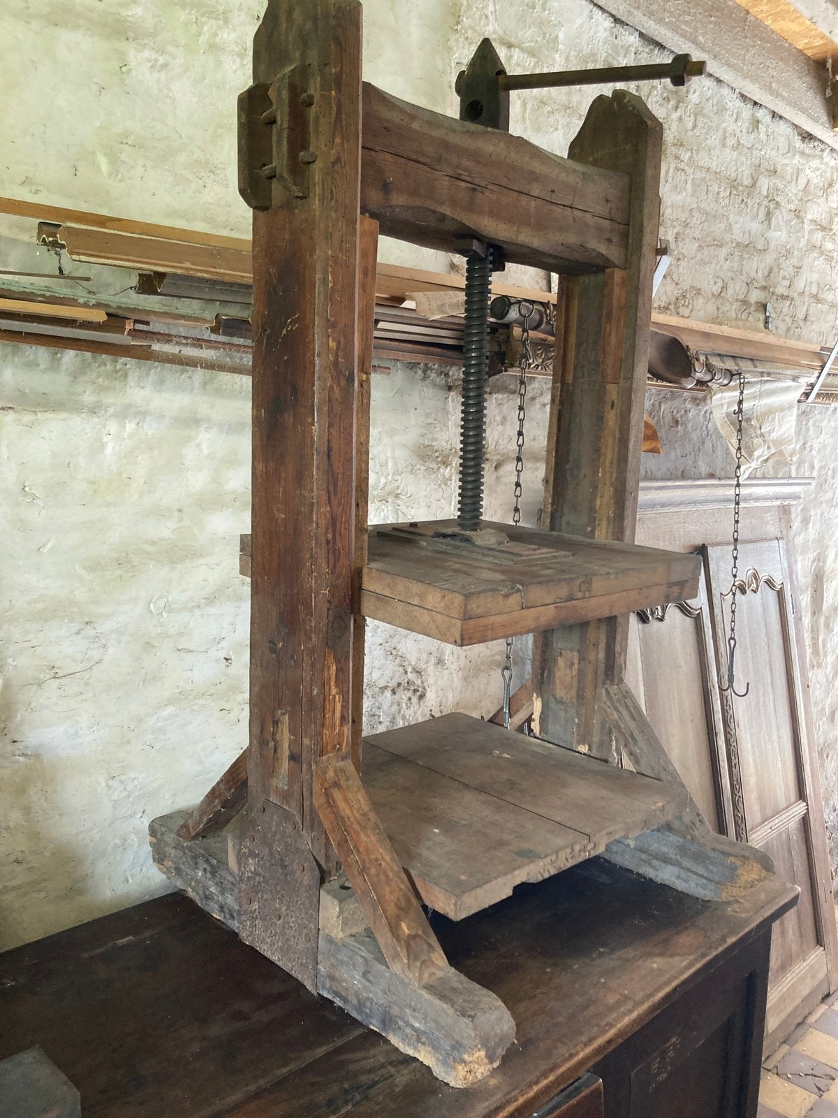 Presse en bois et outils de reliure, Enlèvement