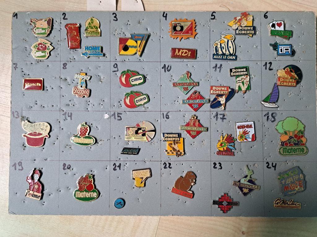 Pin's pins bij de doos zie foto's /lees de aankondiging, Ophalen