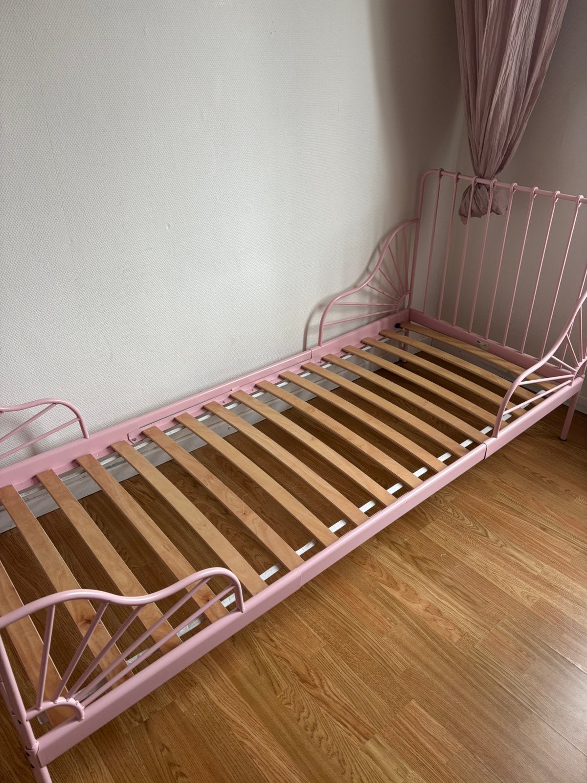 IKEA MINNEN roze meegroeibed + klamboe., Kinderen en Baby's, Kinderkamer | Bedden, Zo goed als nieuw, Ophalen