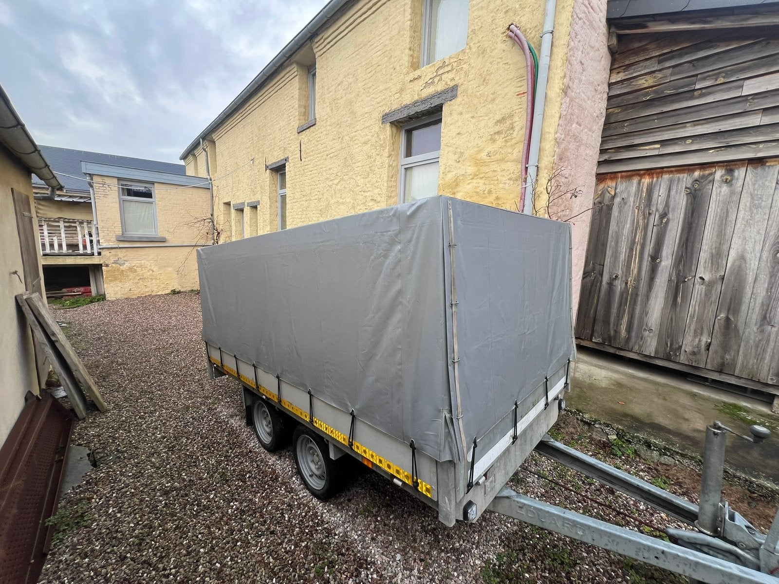Dubbelassige aanhangwagen van 2000 kg met dekzeil, Ophalen, Zo goed als nieuw