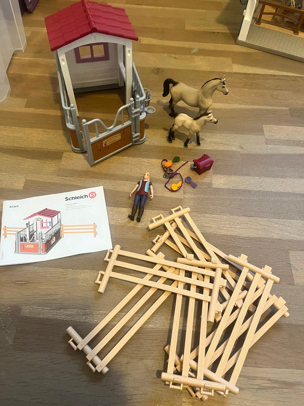 Paardenbox arabische paarden verzorgster 42369 Schleich, Kinderen en Baby's, Ophalen of Verzenden, Zo goed als nieuw