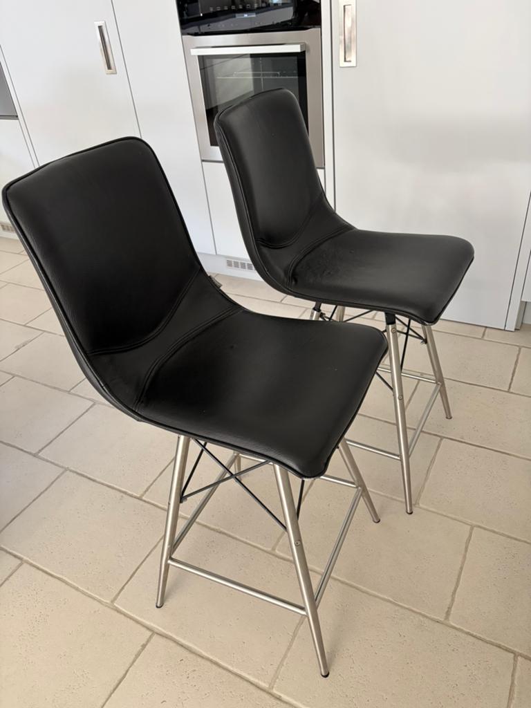 2 zwarte barstoelen, Ophalen, Zo goed als nieuw