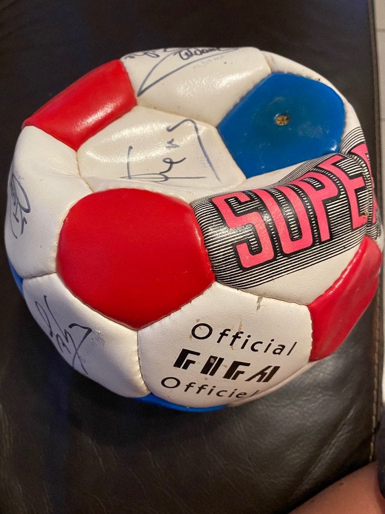 Rare football du Real Madrid dédicacé, Collections, Envoi, Utilisé, Autres types