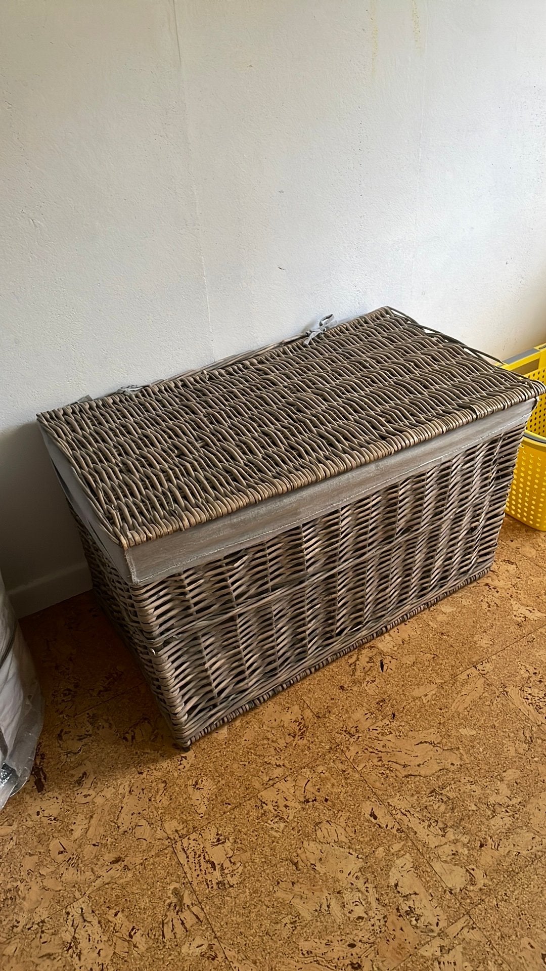 A donner - Coffre rangement osier avec intérieur en tissue, Maison & Meubles, Osier, Avec couvercle, Enlèvement, Rectangulaire