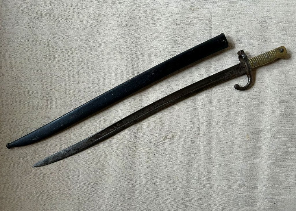 wo1 - Franse M1866 Chassepot bajonet met schede 1873, Verzamelen, Ophalen of Verzenden, Landmacht, Mes of Dolk