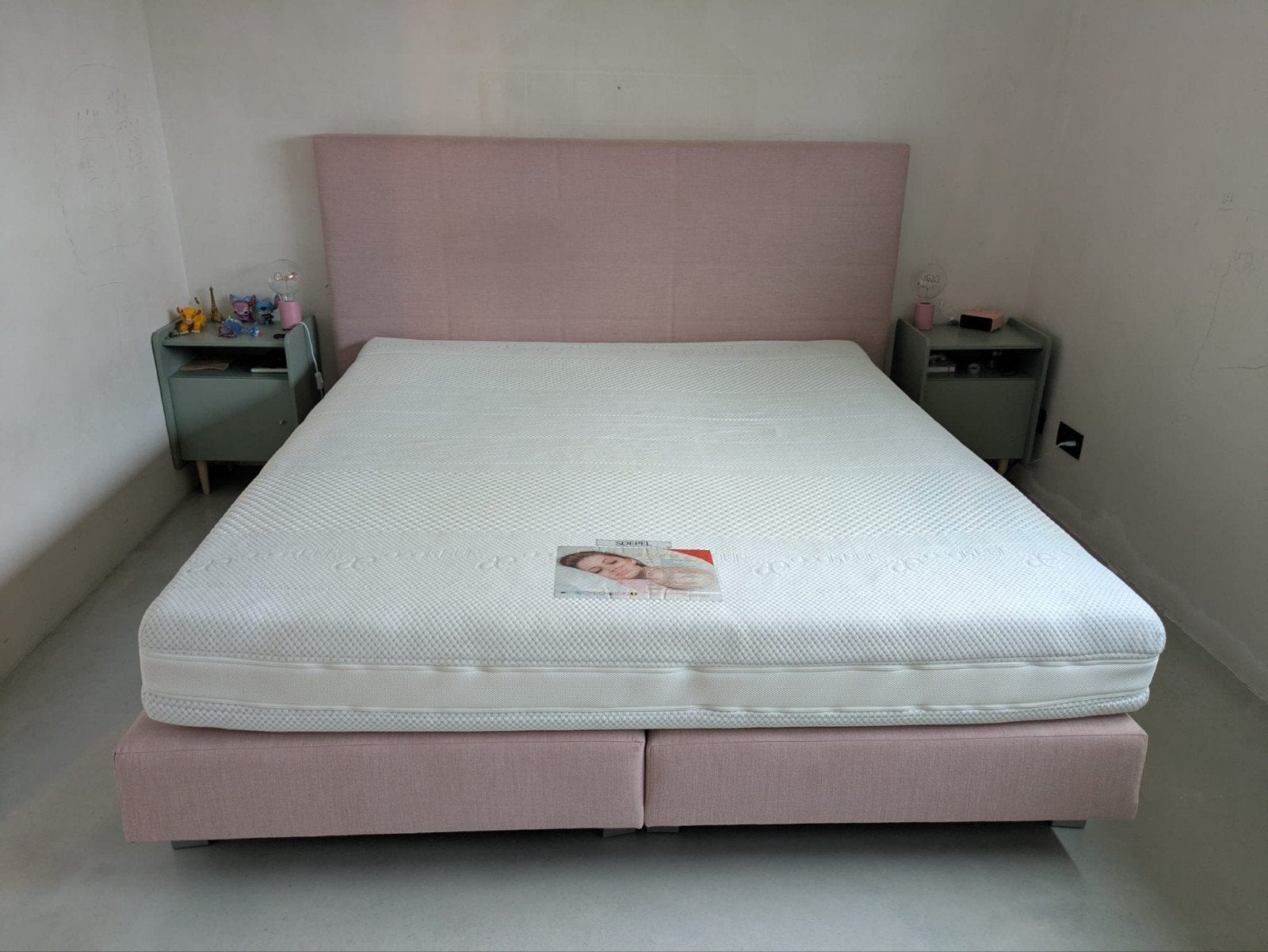 Vieux lit rose avec tables de chevet, Maison & Meubles, Tissu, Autres couleurs, Comme neuf, Enlèvement