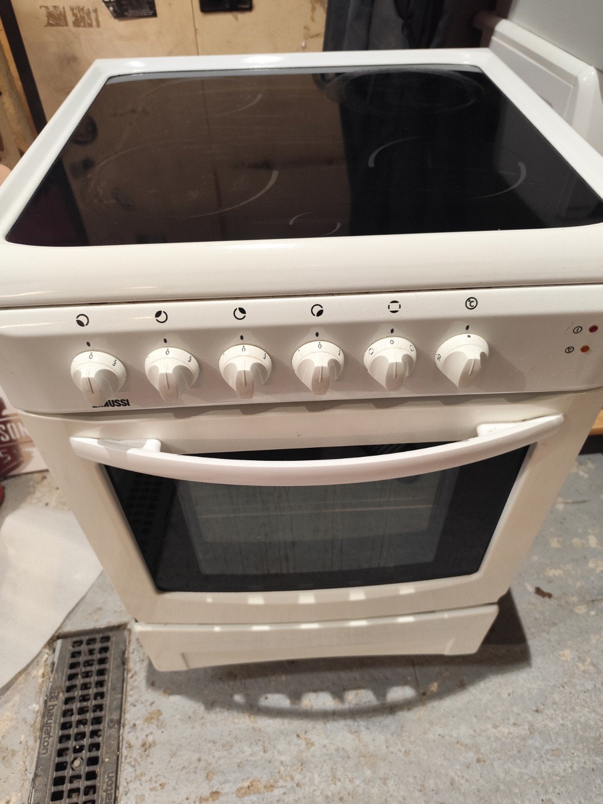 Fornuis vrijstaand electrisch zanussi, Elektronische apparatuur, Fornuizen, Ophalen, Gebruikt, Keramisch, 4 kookzones