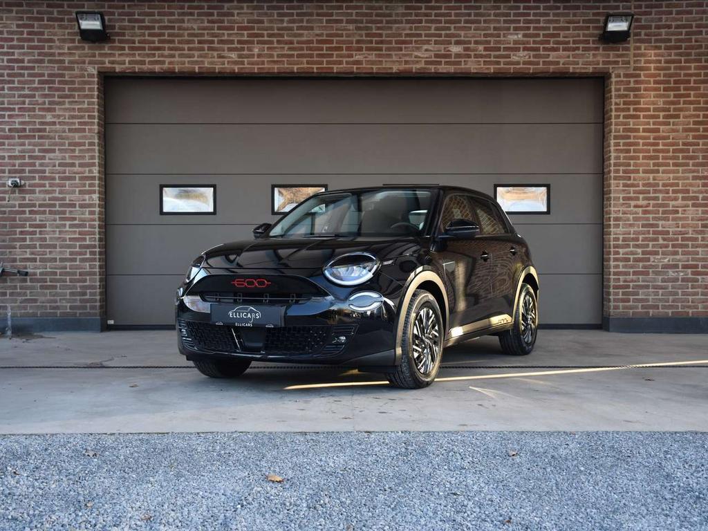 Fiat 600e 51 KWH / SOH 96% / RED / CARPLAY / LED / DAB / PS, Auto's, Fiat, Zwart, 0 kg, 5 deurs, 156 pk