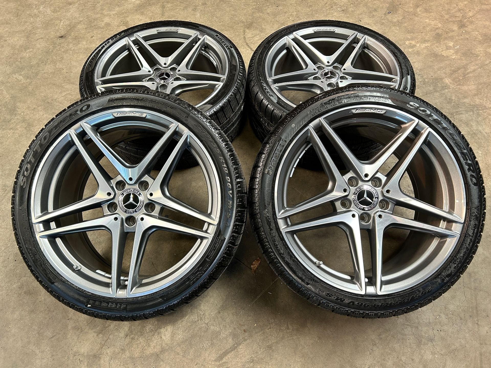 ✅ 19 inch originele velgen + winterbanden Mercedes C63 S AMG, Autos : Pièces & Accessoires, Pneus et Jantes, Pneus hiver, 255 mm