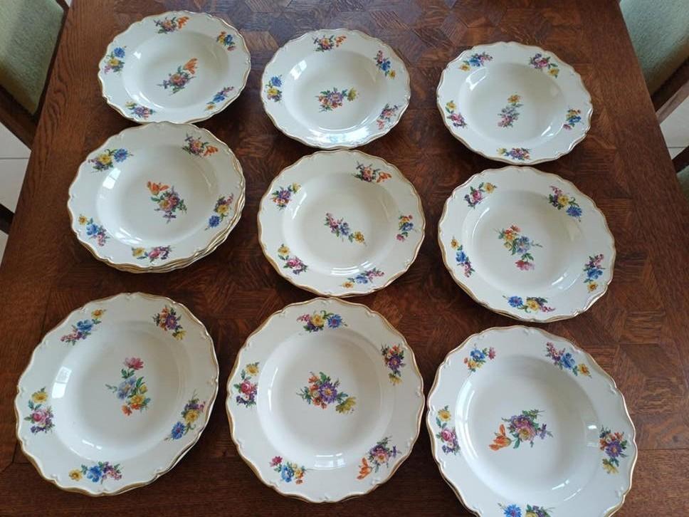 Servies met borden, stoepborden, kopjes en kleine borden, Antiek en Kunst, Ophalen