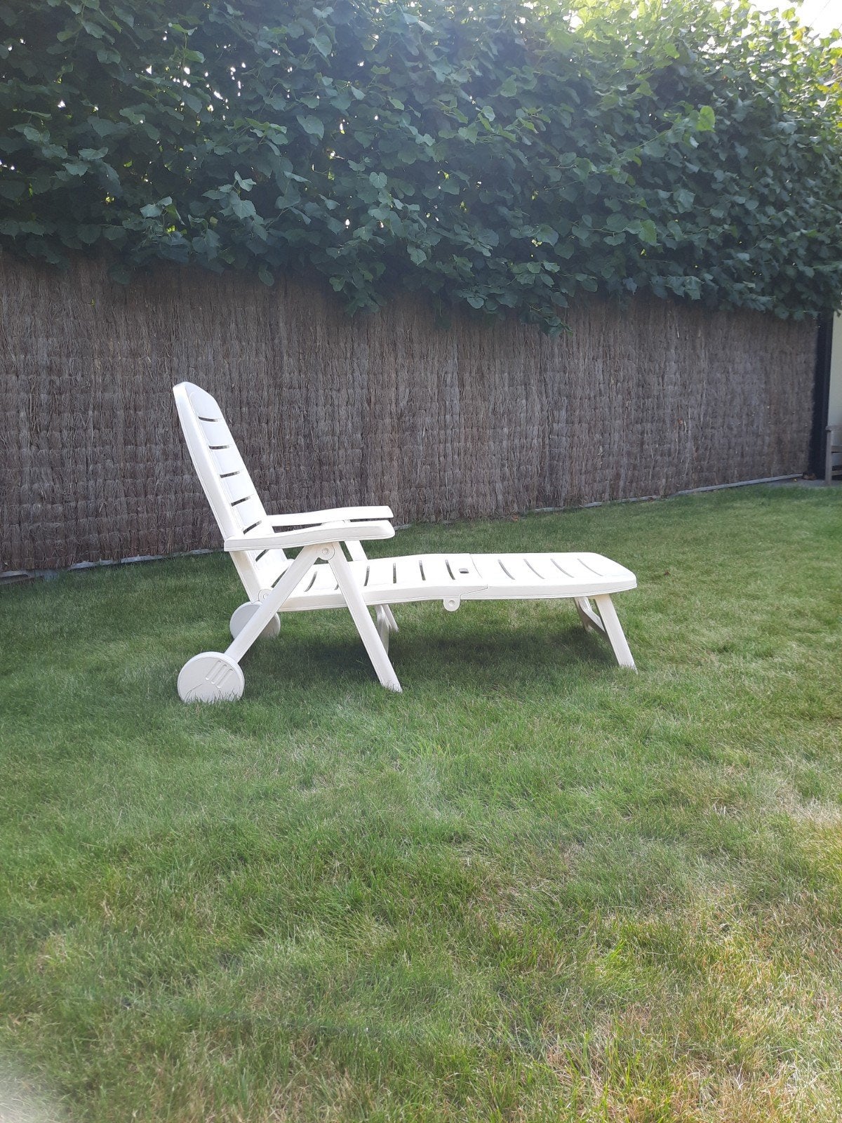 Ligstoel met verstelbare rugleuning, inklapbaar met wielen., Ophalen, Zo goed als nieuw, Kunststof, Inklapbaar