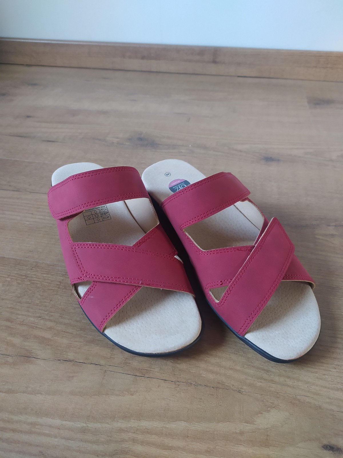 Nieuw  stevige rode pantoffels (mt 40), Ophalen, Up2Fashion, Nieuw, Pantoffels of Sloffen