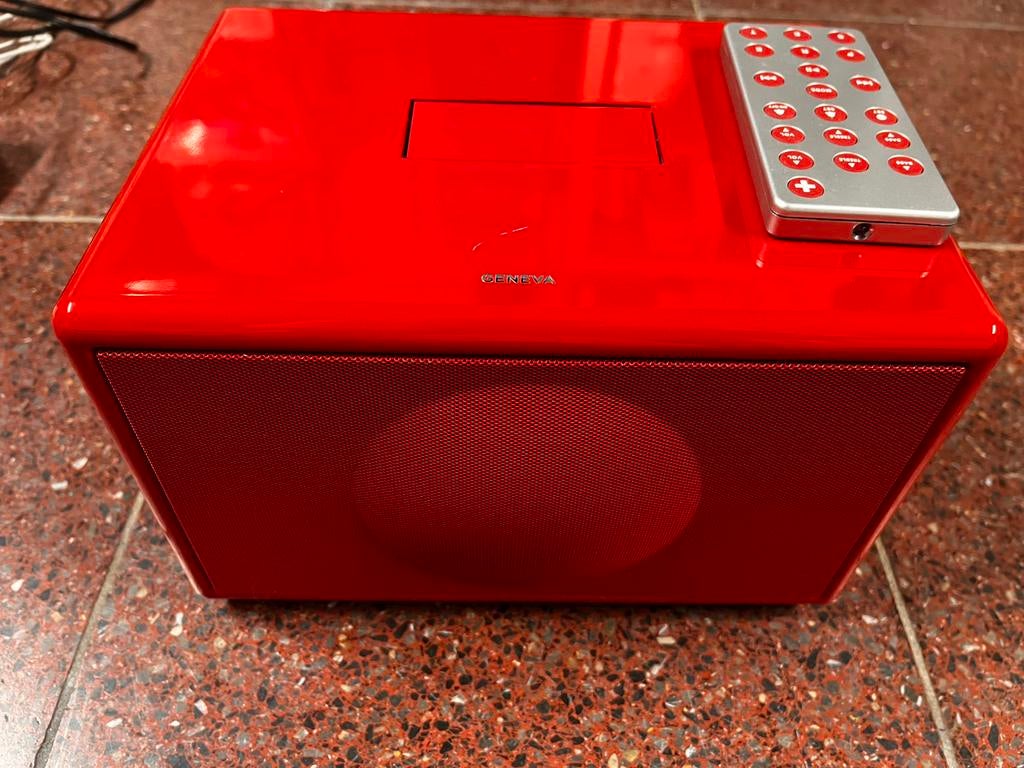 Enceinte Geneva Model S Rouge avec Télécommande, Ophalen, Zo goed als nieuw, Voeding