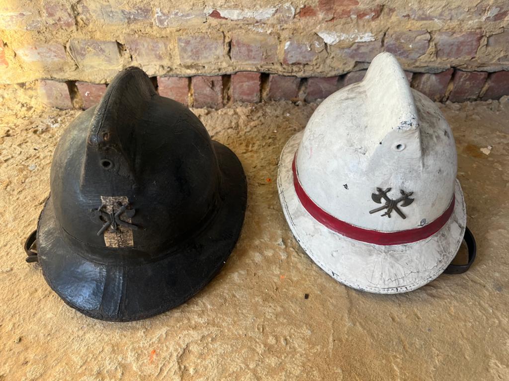 2x vintage brandweerhelm – origineel – jaren 50/60, Ophalen