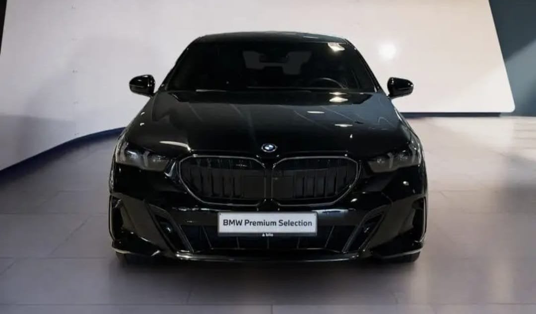 BMW 530e 2025 35.000 km, Auto's, Automaat, Alcantara, Zwart, Berline