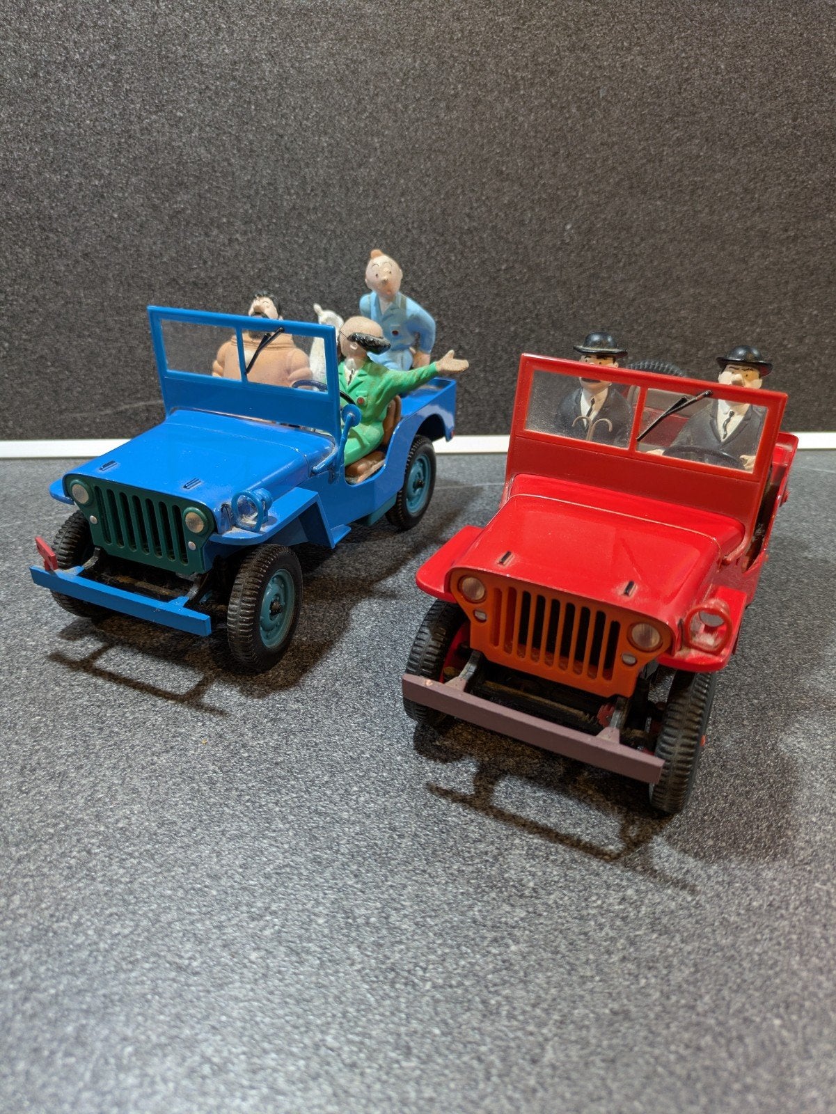 Lot de 2 jeeps à collectionner en métal Tintin/Tintin, Enlèvement, Utilisé