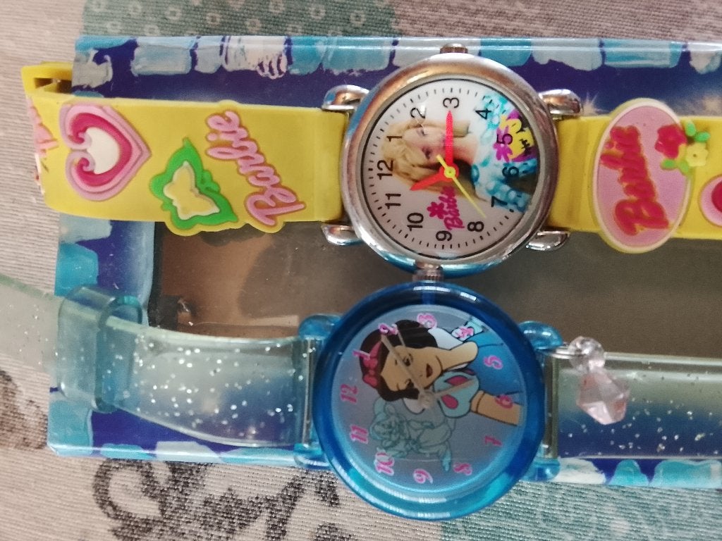 Barbie en Sneeuwwitje kinderhorloges, Kinderen en Baby's, Ophalen, Zo goed als nieuw, Barbie