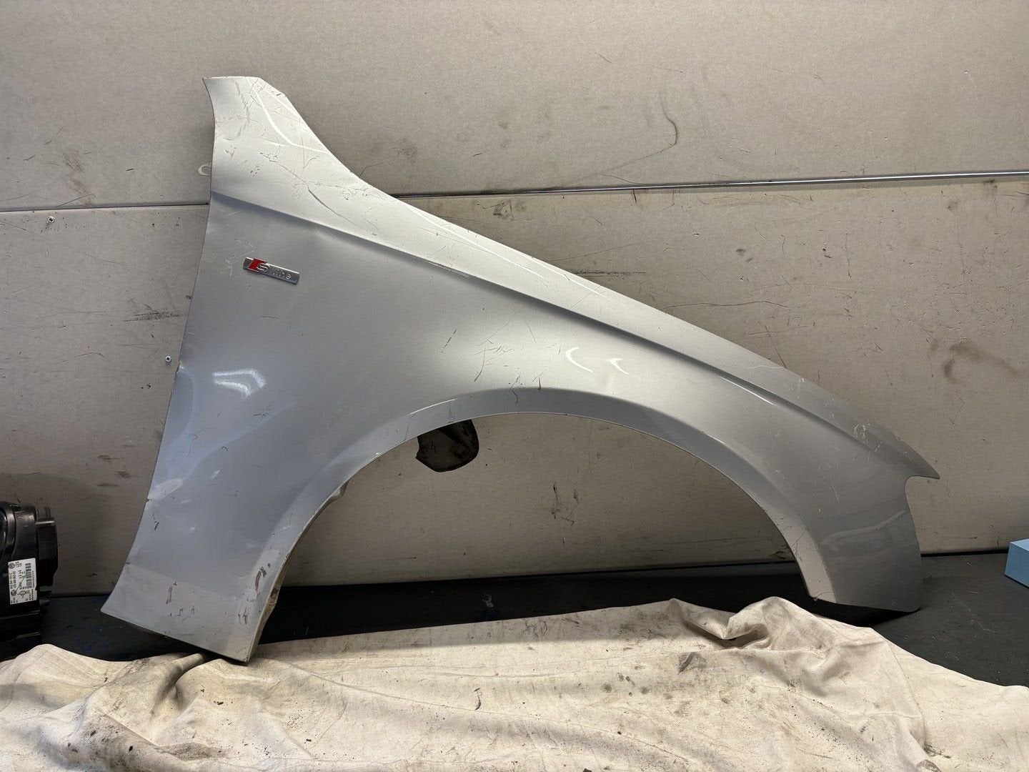 Audi A4 (B8) Zijscherm Spatbord Linksvoor, Auto-onderdelen, Gebruikt, -, -, Spatbord