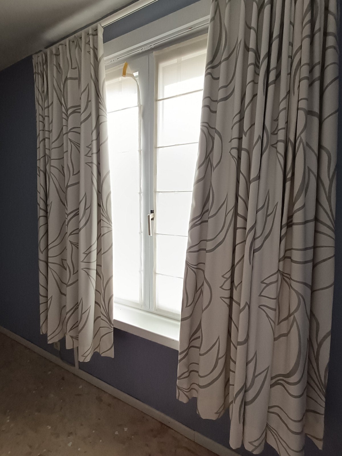 2 sets verduisterende gordijnen wit met print, Huis en Inrichting, Ophalen, Wit, 130 cm, 180 cm