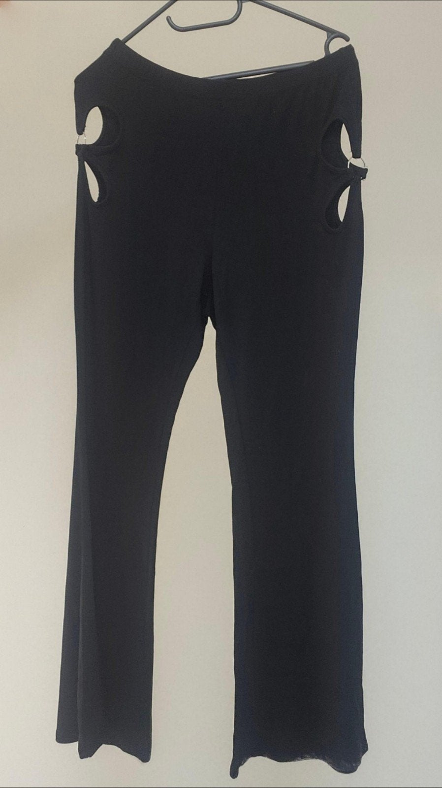 Zwarte broek met cut-out details – maat L, Enlèvement ou Envoi, Taille 42/44 (L)
