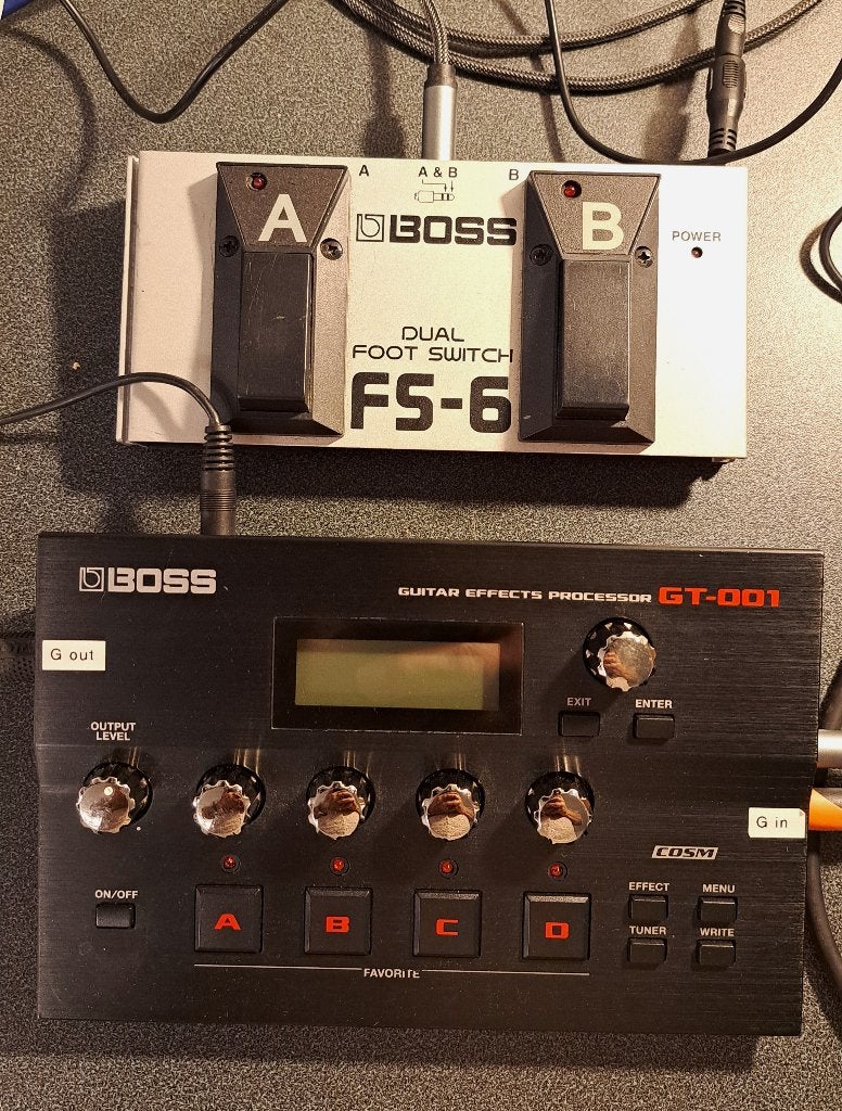 multi effets Boss GT001 +chargeur + FS-6, Musique & Instruments, Effets, Comme neuf, Multi-effet, Enlèvement