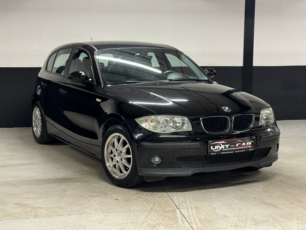 BMW 116i BENZINE/ZEER GOED ONDERHOUDEN/GEKEURD/GARANTIE/LEZ✅, Auto's, Dealer onderhouden, 4 cilinders, Zwart, Verwarmde buitenspiegels