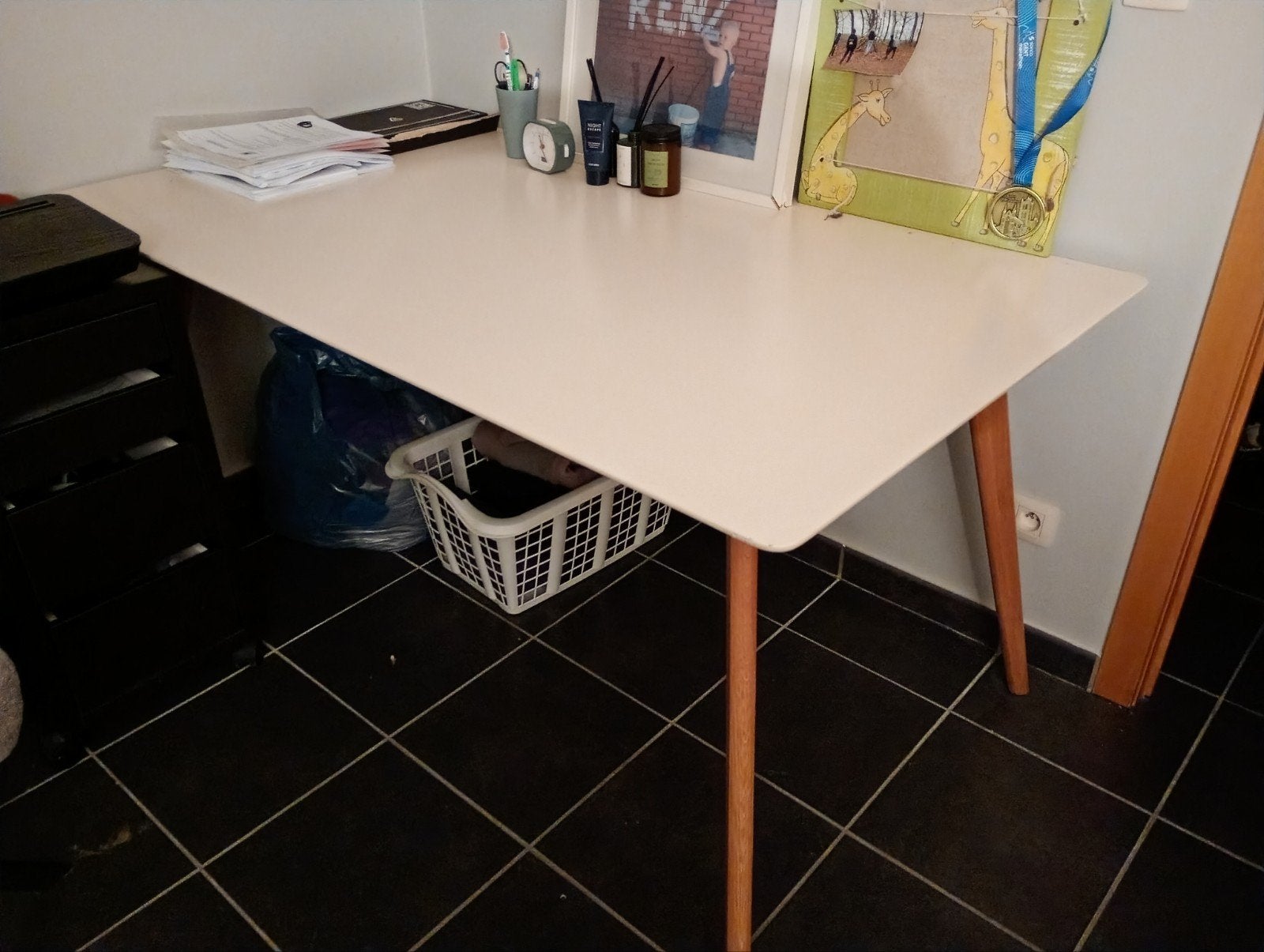witte tafel met houten poten, Huis en Inrichting, Ophalen