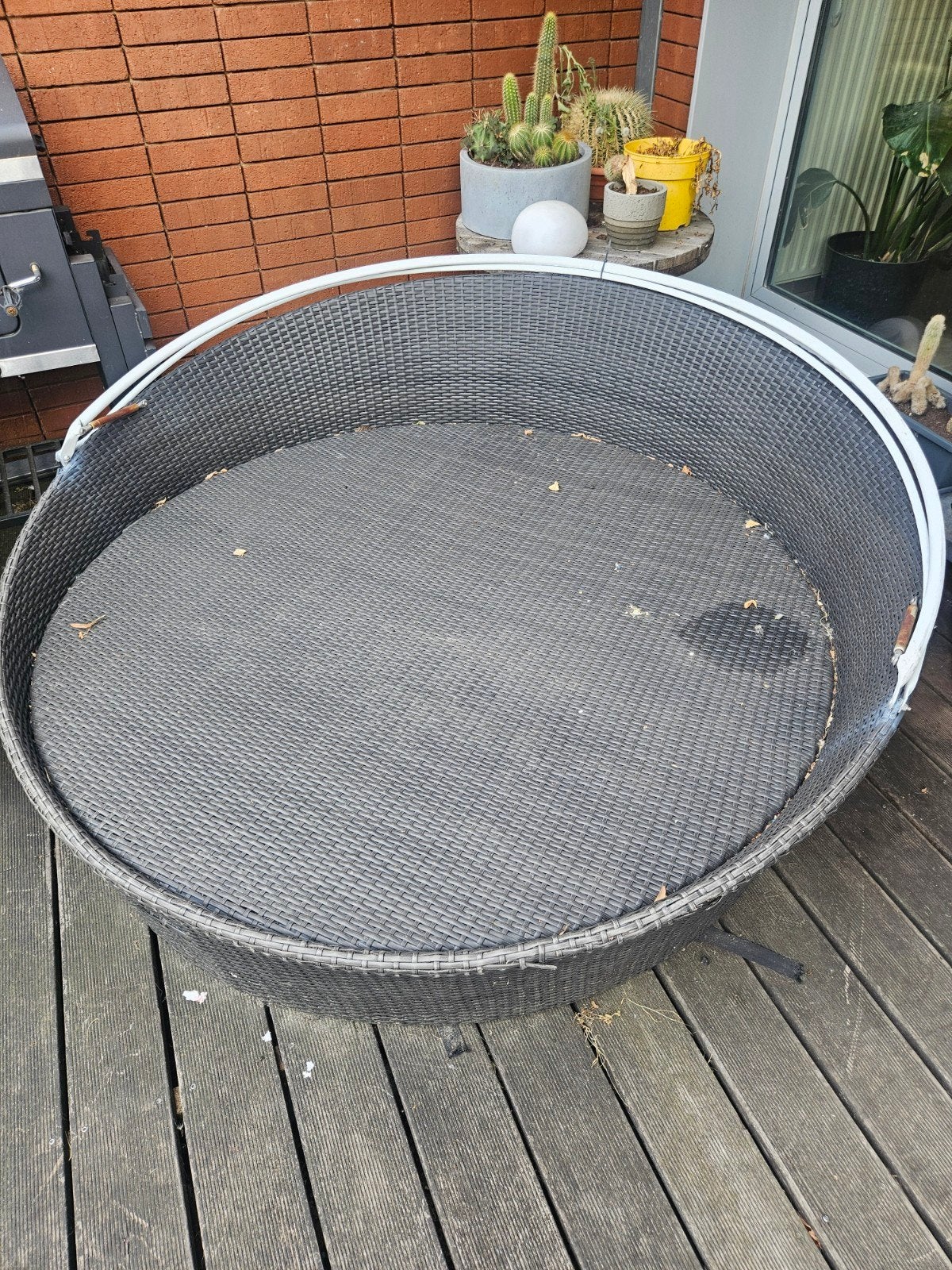 Chaise longue ronde, Enlèvement
