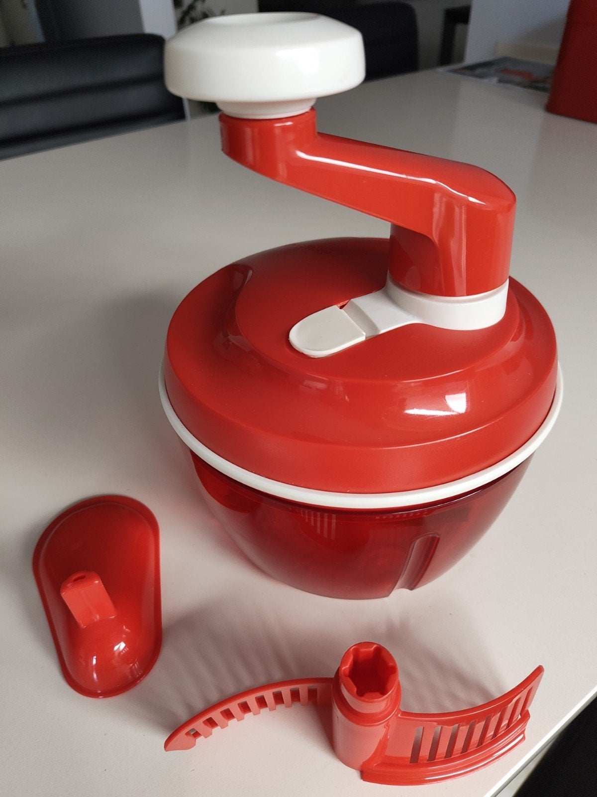 Grand hachoir Tupperware, Enlèvement