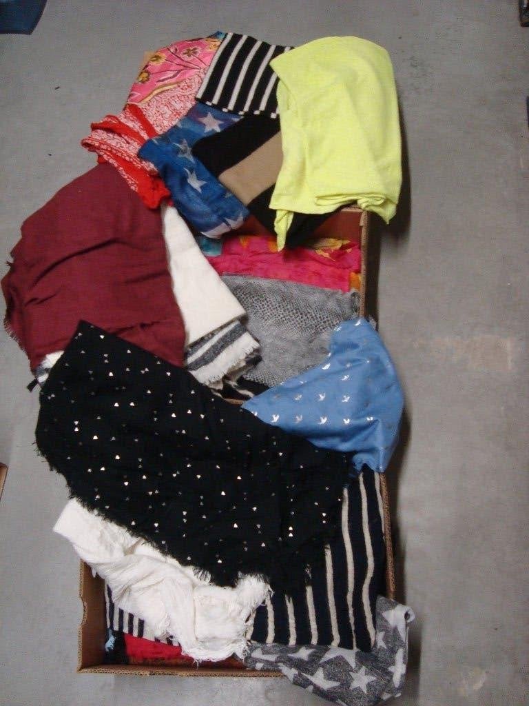 lot de 42 foulards + echarpes, Enlèvement, Porté