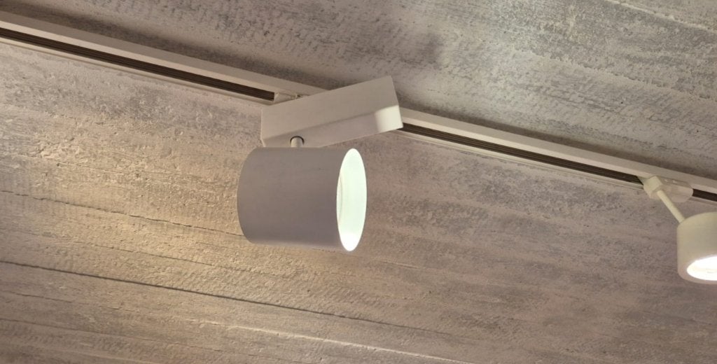 Spot blanc orientable avec adaptateur sur rail EUTRAC 230V, Maison & Meubles, Enlèvement ou Envoi, Neuf, Métal, Spot sur rail
