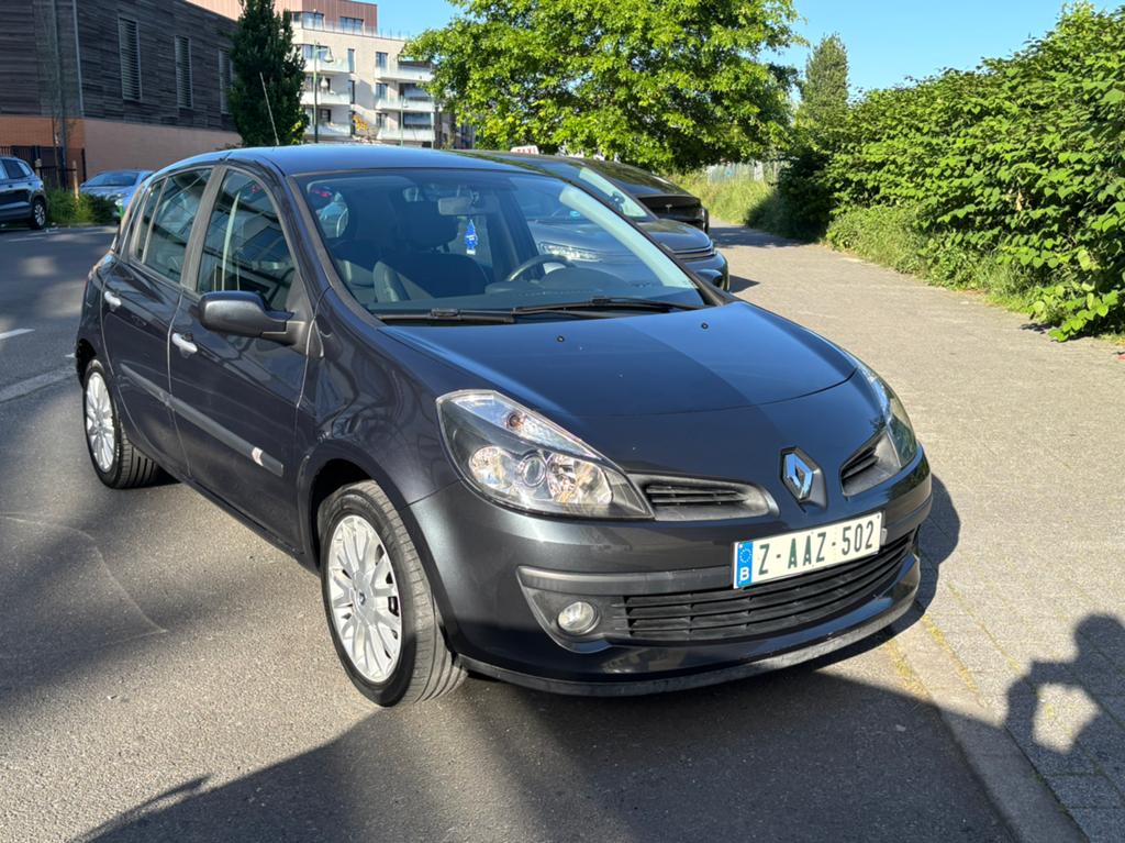 Renault clio 1.4, Achat, Phares directionnels, Boîte manuelle, Entretenue par le concessionnaire