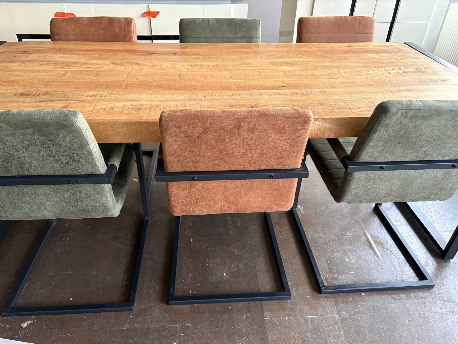 Eettafel van mango hout met 8 fauteuils, Ophalen