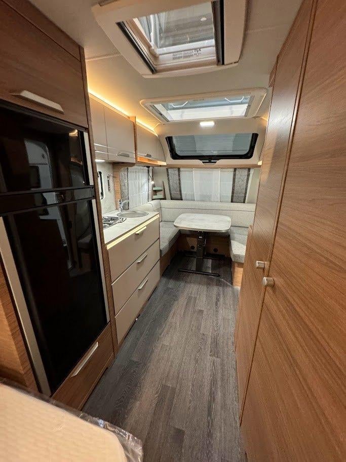 Déplaceur et auvent de fin de gamme Knaus Sport 500 UF, Caravanes & Camping, Caravanes, Jusqu'à 4, Entreprise, Poêle, Coin salon convertible